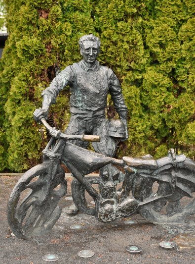 Pomnik Alfreda Smoczyka przy ul. 17 Stycznia