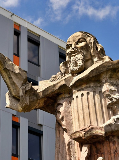 Pomnik Jana Amosa Komeńskiego przed Akademią Nauk Stosowanych