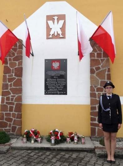 Tablica upamiętniająca rozstrzelanych Polaków we Włoszakowicach