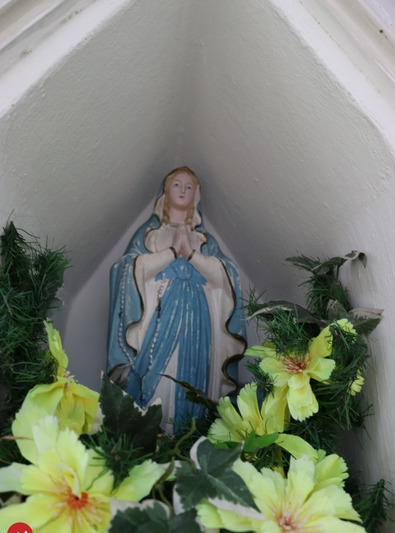 Kapliczka z figurą Matki Boskiej Nieustającej Pomocy